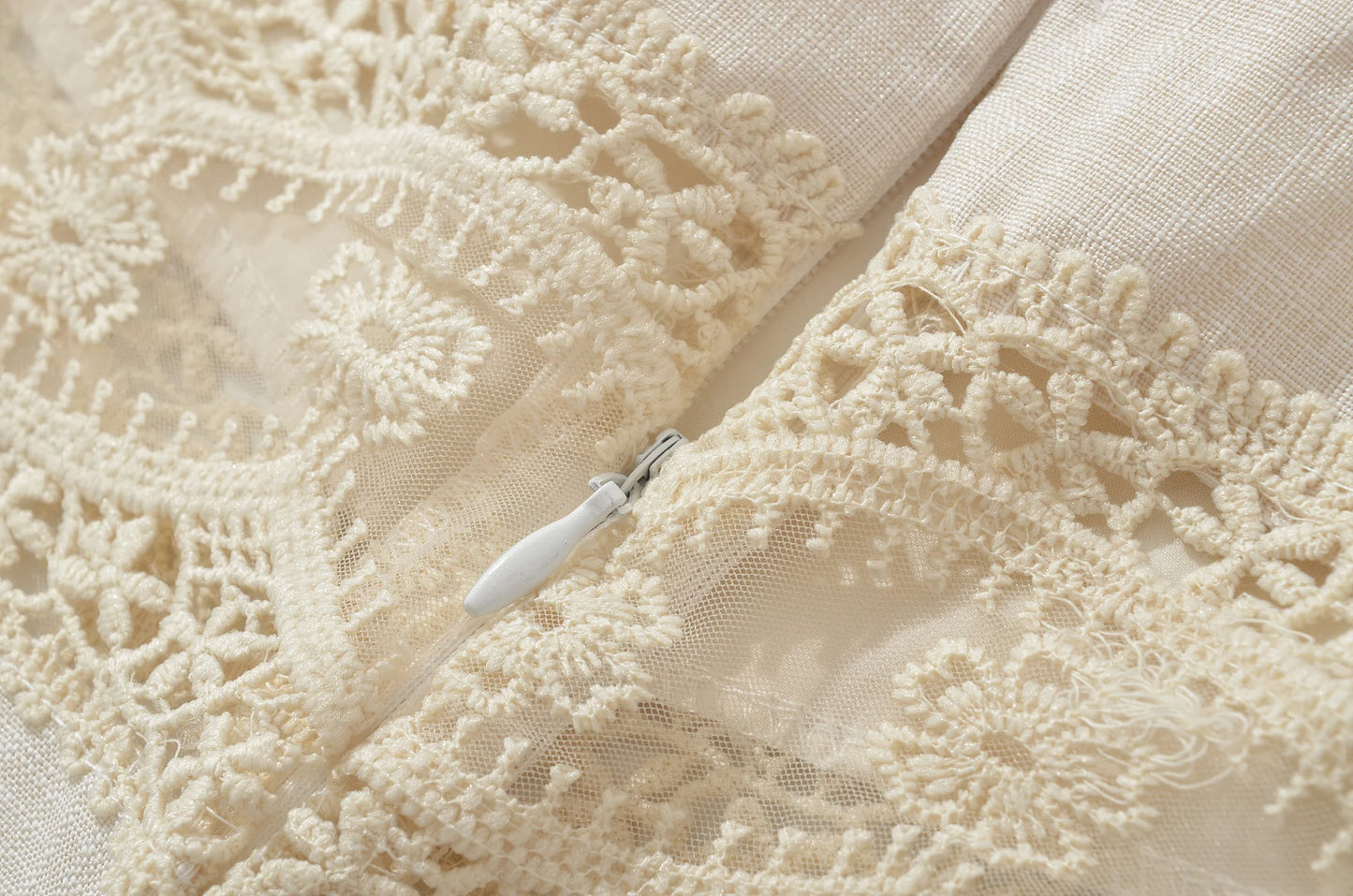 Slim Solid Neck-mounted Lace Sleeveless Patchwork Dress